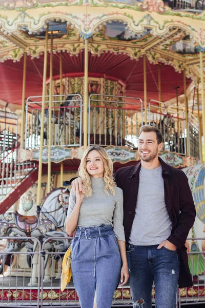 Affectionate Couple Autumn Outfit Hugging Carousel Amusement Park — Free Stock Photo