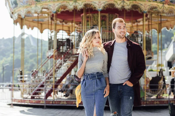 Heterosexual Couple Autumn Outfit Walking Cuddling Carousel Amusement Park — Stock Photo, Image