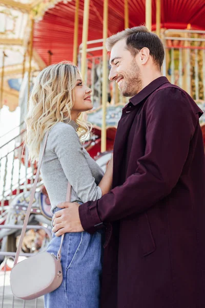 Side View Affectionate Couple Autumn Outfit Cuddling Carousel Amusement Park — Stock Photo, Image