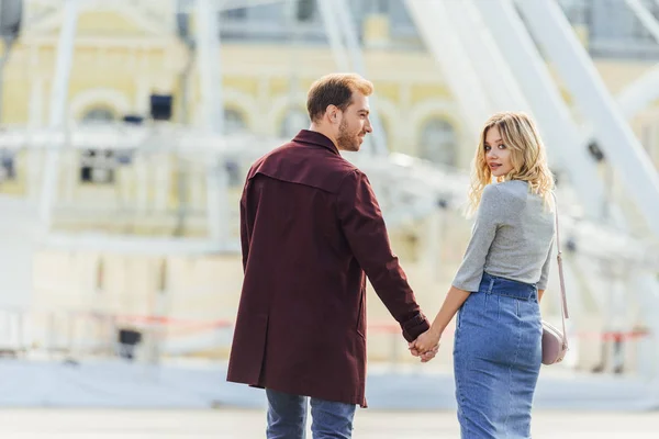 Rear View Couple Autumn Outfit Holding Hands Walking City — Free Stock Photo