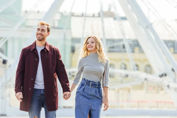 Happy Couple Autumn Outfit Holding Hands Walking Observation Wheel — Stock Photo, Image