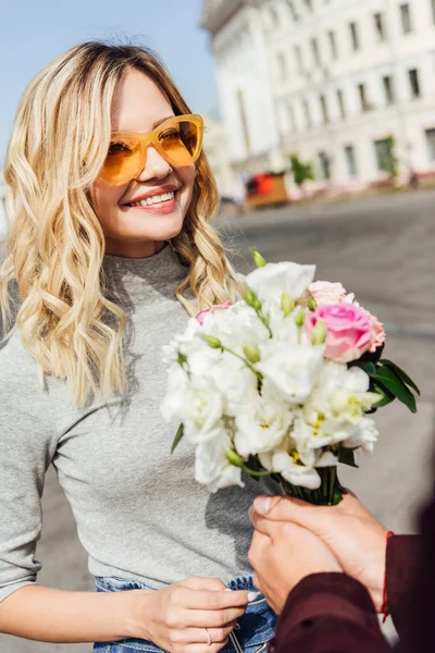 Cropped Image Boyfriend Presenting Bouquet Attractive Girlfriend Street — Stock Photo, Image