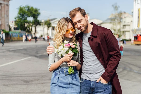 秋服は 路上市では バラの花束を持ってのガール フレンドのハグで愛情のこもったカップル — ストック写真