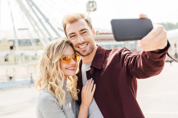 Mosolygó Pár Őszi Ruhát Vesz Selfie Smartphone Város — Stock Fotó