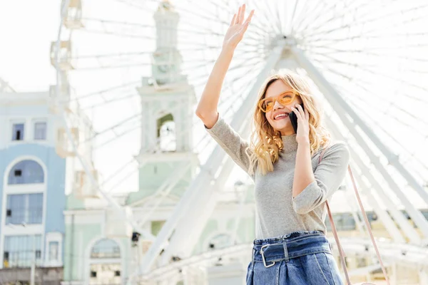 Smiling Woman Autumn Outfit Waving Hand Talking Smartphone Observation Wheel — Free Stock Photo