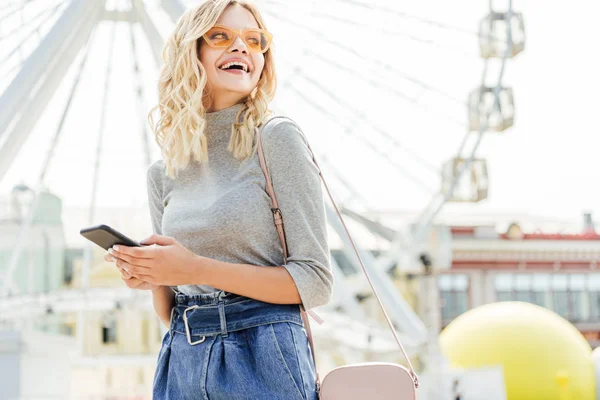 Skrattande Vacker Kvinna Höst Outfit Hålla Smartphone Och Tittar Bort — Stockfoto
