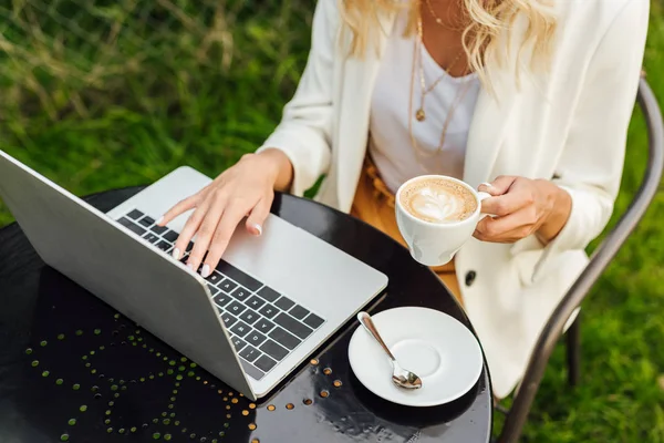 Immagine Ritagliata Donna Che Usa Computer Portatile Tiene Tazza Caffè — Foto Stock