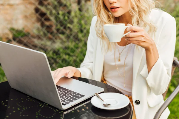 Imagem Cortada Mulher Usando Laptop Segurando Xícara Café Mesa Jardim — Fotografia de Stock