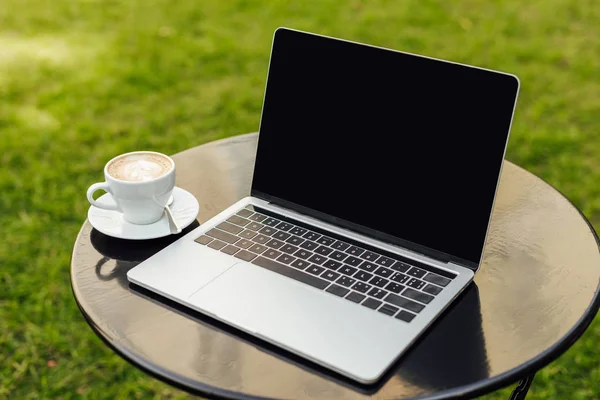 Portátil Con Pantalla Blanco Taza Café Mesa Jardín — Foto de Stock