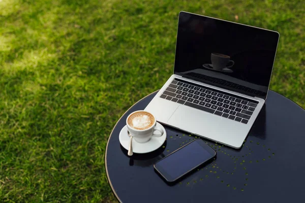 Laptop Smartphone Com Telas Branco Xícara Café Mesa Jardim — Fotografia de Stock