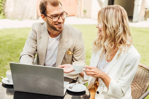 Sorrindo Casal Roupa Outono Sentado Mesa Com Laptop Beber Café — Fotografia de Stock