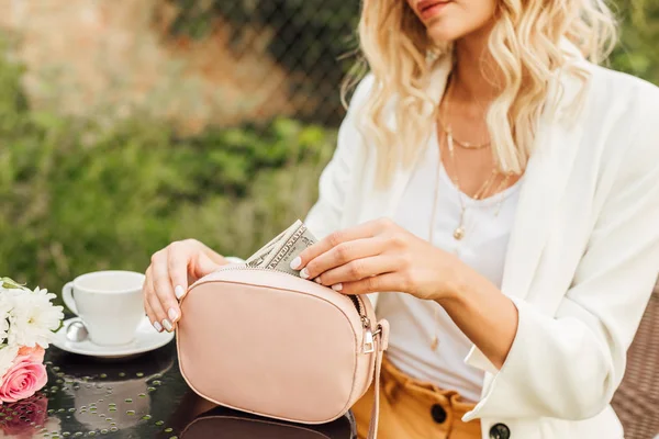 Imagem Cortada Mulher Tomando Notas Dólar Bolsa Mesa Café — Fotografia de Stock