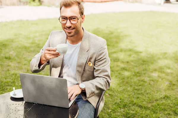 Χαμογελώντας Freelancer Στην Φθινοπωρινή Στολή Εργασίας Laptop Στο Τραπέζι Στην — Φωτογραφία Αρχείου