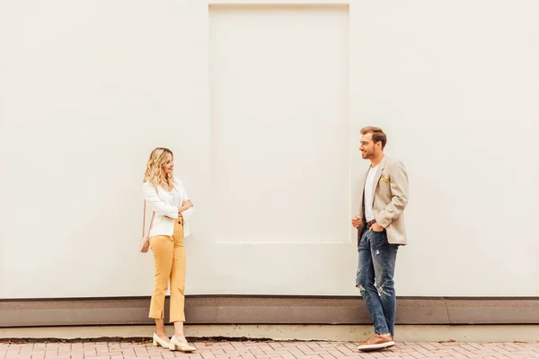 Couple Autumn Outfit Standing Beige Wall Street Looking Each Other — Stock Photo, Image