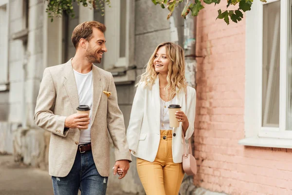 Smiling Couple Autumn Outfit Holding Hands Looking Each Other Walking — Stock Photo, Image