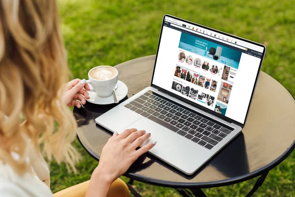 Cropped Image Woman Using Laptop Loaded Amazon Page Table Garden — Stock Photo, Image