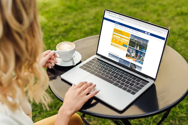 Cropped Image Woman Using Laptop Loaded Booking Page Table Garden — Stock Photo, Image