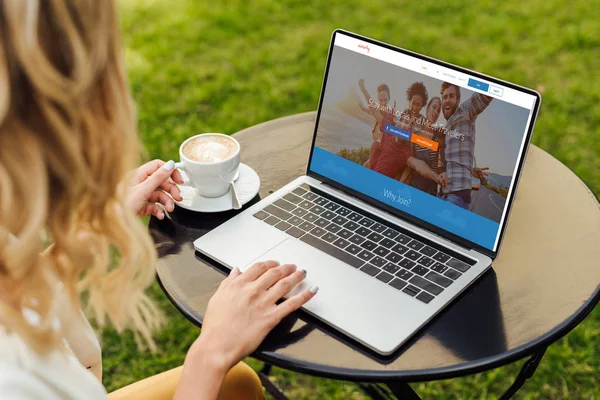 Cropped Image Woman Using Laptop Loaded Couchsurfing Page Table Garden — Stock Photo, Image