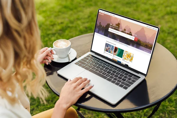 Imagem Cortada Mulher Usando Laptop Com Página Shutterstock Carregado Mesa — Fotografia de Stock