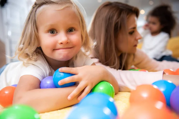 Tutor Adorable Kid Playing Colorful Balls Carpet Kindergarten — Stock Photo, Image