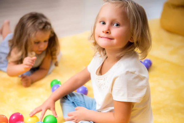 Criança Alegre Adorável Levando Brinquedos Olhando Para Câmera Jardim Infância — Fotografia de Stock