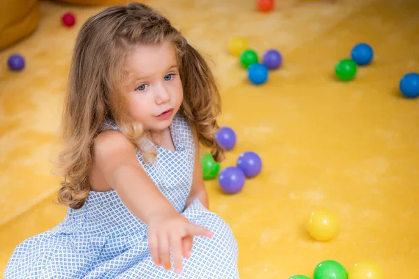 Vista Ángulo Alto Adorable Niño Señalando Algo Jardín Infantes — Foto de Stock