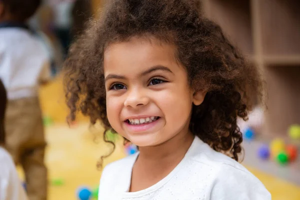 Ritratto Adorabile Sorridente Bambino Afro Americano Che Distoglie Sguardo All — Foto Stock