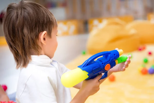 Zijaanzicht Van Jongen Spelen Met Water Gun Automatische Waterpistool Kleuterschool — Stockfoto