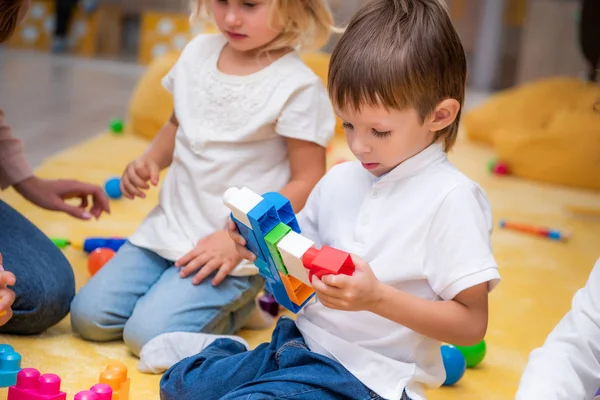 Kindergruppe Spielt Mit Bauarbeiter Kindergarten — Stockfoto