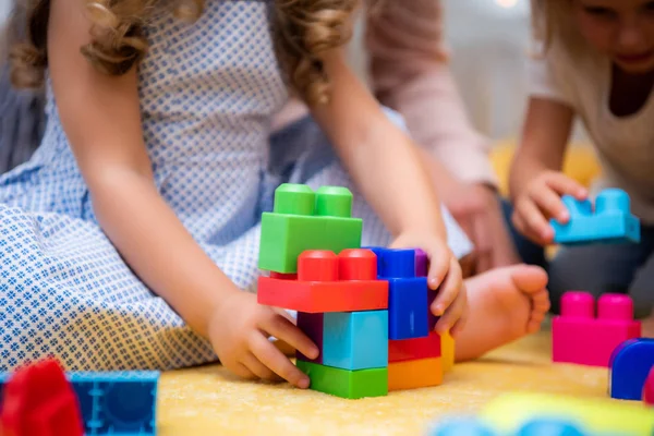 Imagen Recortada Los Niños Jugando Con Constructor Plástico Color Jardín — Foto de Stock