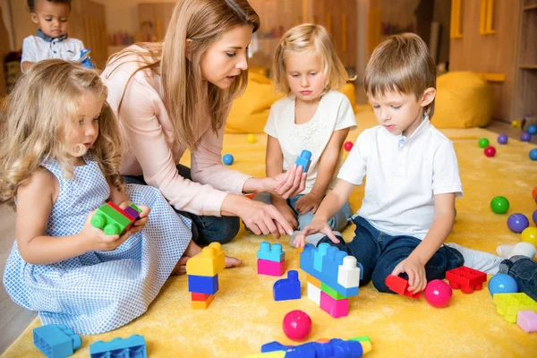 Tutor Dan Anak Anak Multikultural Bermain Dengan Konstruktor Taman Kanak — Stok Foto