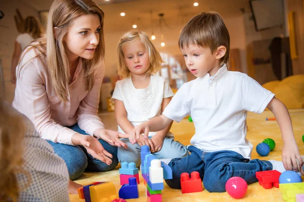 Educator Caucasian Kids Playing Constructor Kindergarten — Stock Photo, Image