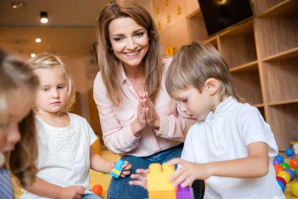 Szczęśliwy Pedagog Urocze Dzieci Gry Konstruktora Przedszkolu — Zdjęcie stockowe