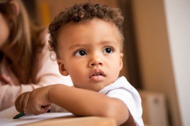 uzak tablo anaokulunda bakarak çok güzel Afro-Amerikan çocuk portresi