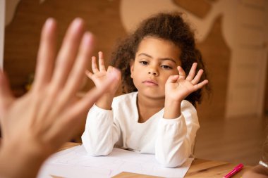 Afro-Amerikan çocuk numaralarını anaokulunda eğitim eğitimci görüntü kırpılmış