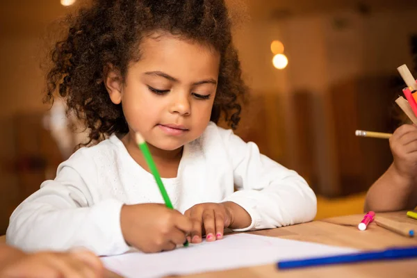 Adorável Criança Afro Americana Apagando Lápis Folha Papel Jardim Infância — Fotografia de Stock