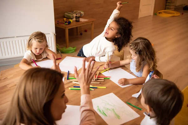 Pedagog Som Lär Barn Räkna Och Visar Nummer Med Fingrar — Stockfoto