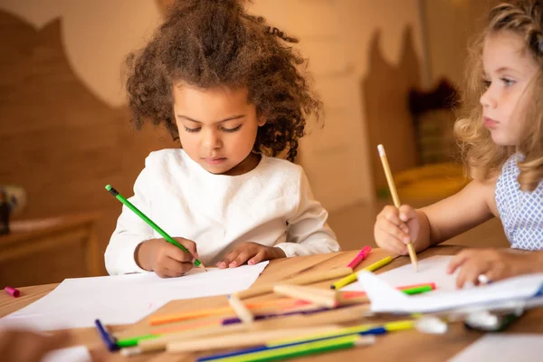 스러운 다민족 어린이 유치원에 색연필으로 그리기 — 스톡 사진