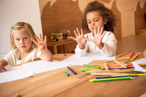 多文化儿童在幼儿园用手指显示数字 — 图库照片