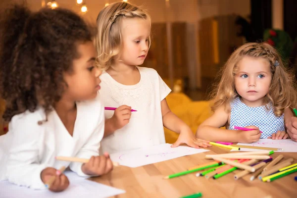 Multiethnic Kids Drawing Together Felt Tip Pens Kindergarten — Stock Photo, Image