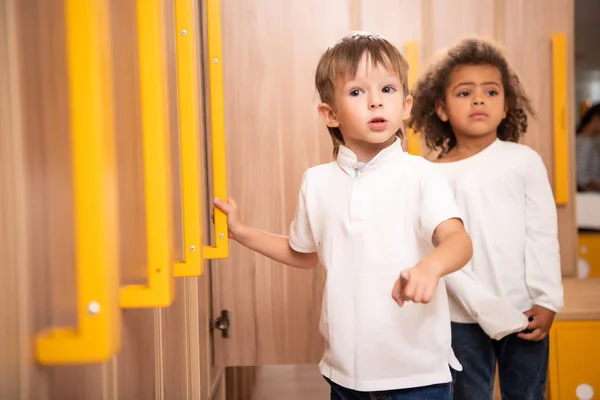 Bambini Multietnici Piedi Nel Guardaroba Dell Asilo — Foto Stock