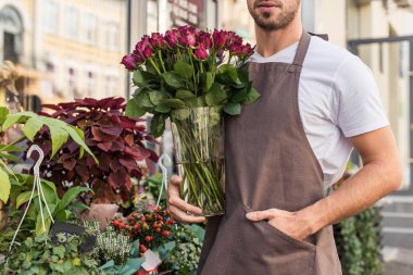 cam kavanoz Bordo güllü çiçek dükkan yakın tutarak çiçekçi kırpılmış görüntü