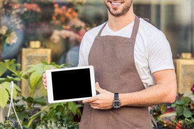kırpılmış görüntü gülümseyen çiçekçi çiçekçi dükkanı boş ekran tabletiyle holding