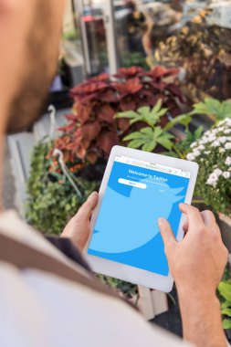 Çiçekçi çiçekçi dükkanı yakınındaki dolu heyecan sayfa ile tablet kullanarak kırpılmış görüntü