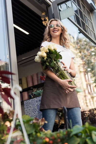 Niedrigwinkel Ansicht Der Schönen Glücklichen Blumenhändler Geht Aus Blumenladen Mit — Stockfoto