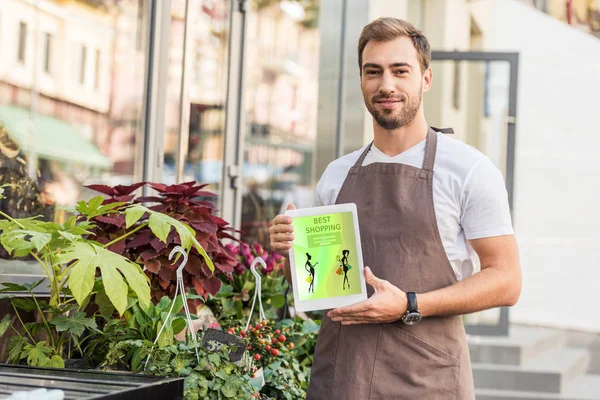 Bonito Florista Segurando Tablet Com Melhor Aparelho Compras Perto Loja — Fotografia de Stock