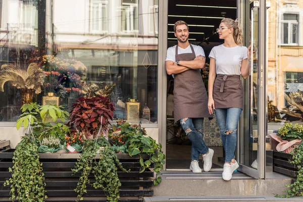 Compañeros Trabajo Sonrientes Pie Puerta Abierta Tienda Flores — Foto de Stock