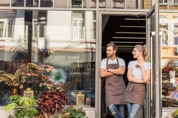 Alegres Floristas Caucásicos Pie Cerca Tienda Flores Mirando Hacia Otro — Foto de Stock