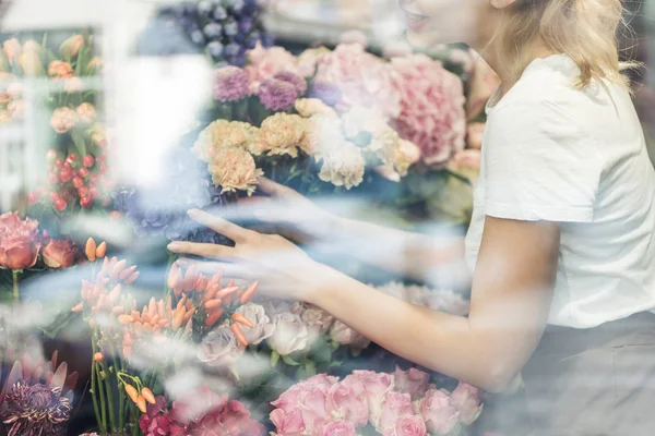 Beskuren Bild Florist Som Tar Hand Buketter Blomsteraffär — Stockfoto