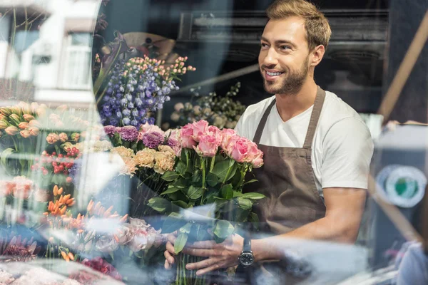 View Window Handsome Florist Holding Bouquet Pink Roses Flower Shop — Stock Photo, Image
